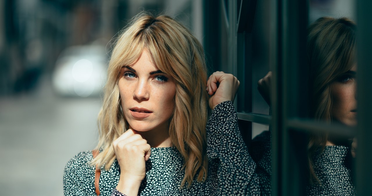 French girl bangs prezentuje się w naturalny sposób i pasuje to niemal każdej fryzury /Pixel