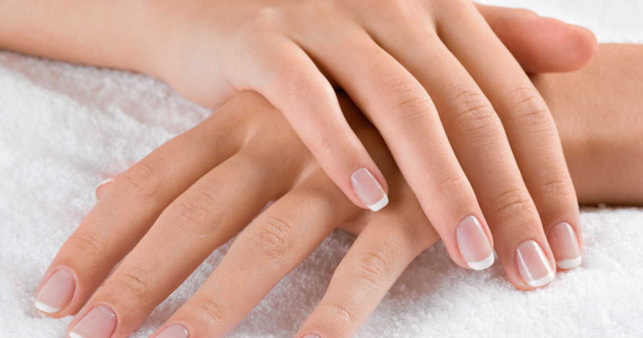 French manicure optycznie wydłuża paznokcie i palce. /123RF/PICSEL