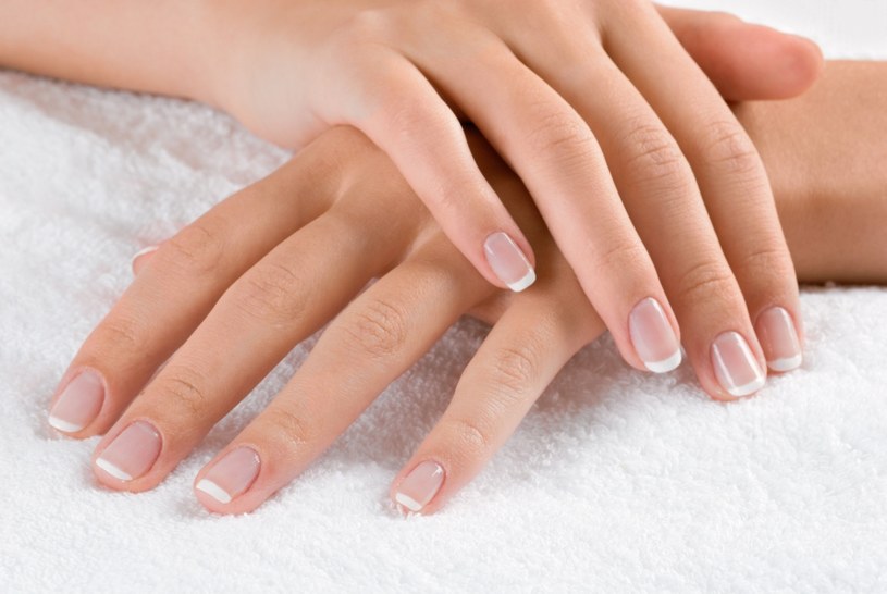 French manicure to klasyka, którą można urozmaicić na wiele sposobów /123RF/PICSEL