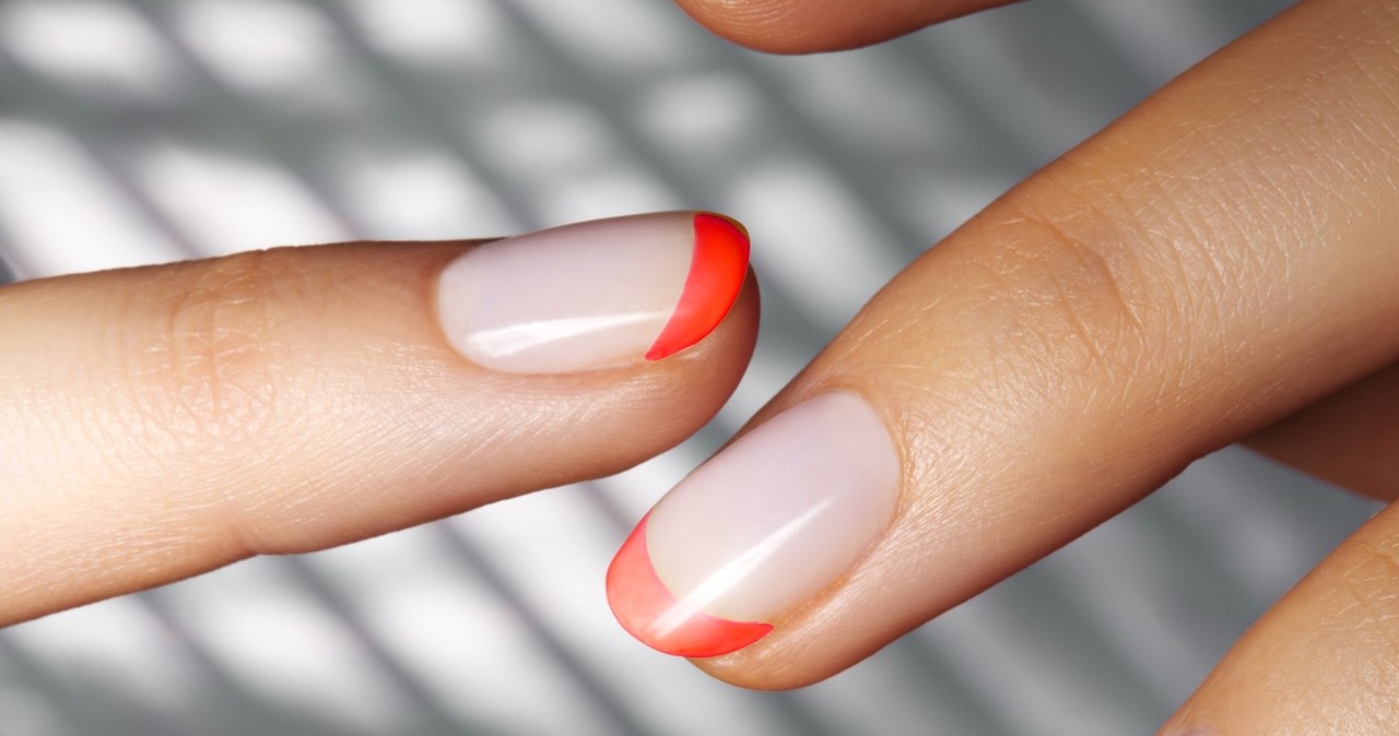 French manicure z żywym kolorem to jedna z propozycji neonowych paznokci. /123RF/PICSEL