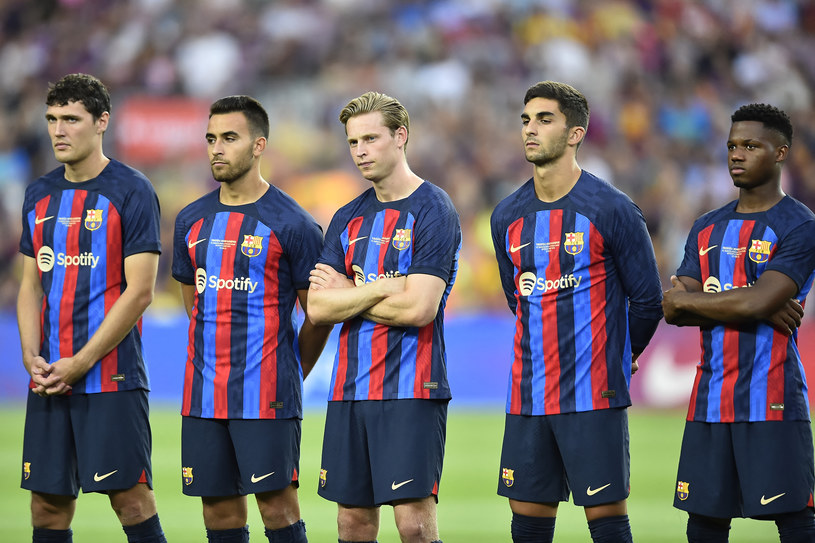 Frenkie de Jong (w środku) ma być zdaniem Ronalda Waterreusa szantażowany przez FC Barcelona /Pau BARRENA / AFP) /AFP