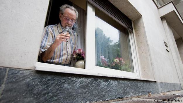 Friedhelm Adolfs w oknie swojego mieszkania /Deutsche Welle