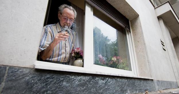 Friedhelm Adolfs w oknie swojego mieszkania /Deutsche Welle