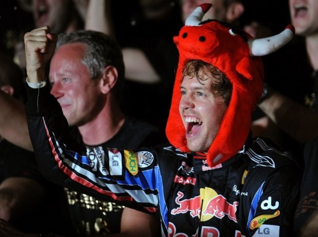 Fruwające byki górą - Sebastian Vettel ma swoje pięć minut. /AFP