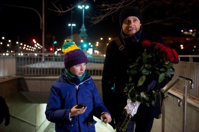 Fryderyk, nie do końca świadomy powagi sytuacji, pomaszeruje do salonu z bukietem róż… /TVN