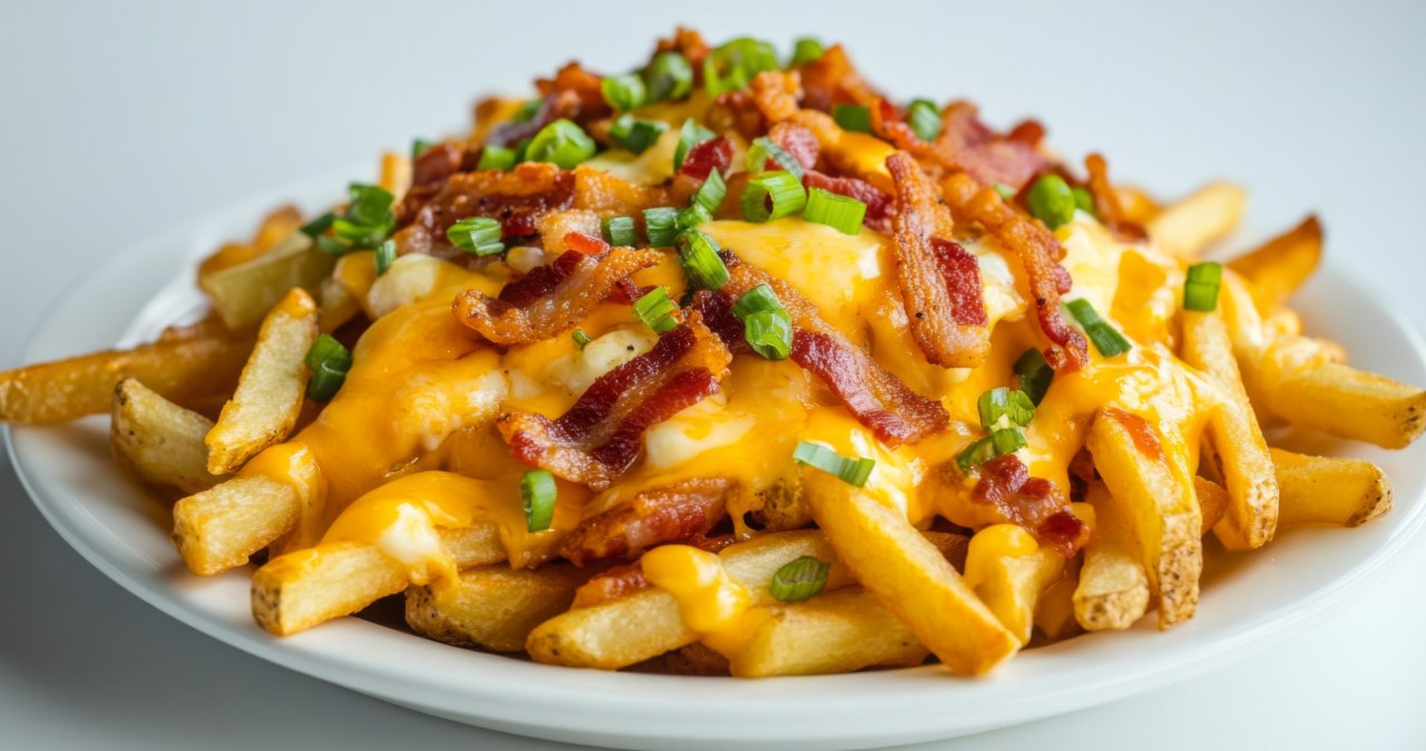 Frytki zapiekane z serem i dodatkami to ciekawy pomysł na imprezową przekąskę /plaifahwannapa11 /123RF/PICSEL