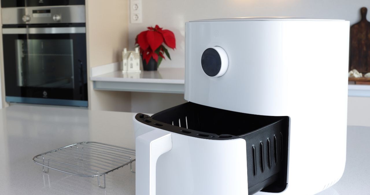 Frytkownica beztłuszczowa (air fryer) to dziś jedno z najczęściej wybieranych urządzeń przez osoby dbające o zdrowe żywienie. /Canva Pro /INTERIA.PL
