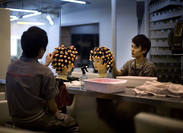 "Fryzjer ćwiczy po godzinach. Szanghaj, sierpień 2007" z projektu "China Between" /fot. Polly Braden /