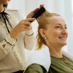 Fryzjerzy polecają to cięcie. Cienkie włosy wyglądają na dwa razy gęstsze 