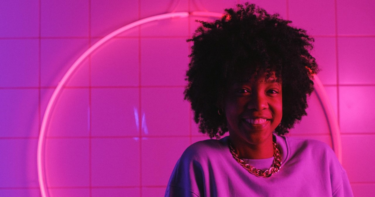 Fryzura afro w stylu lat 70. /SHVETS production /Pexels.com