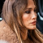 modne fryzury Fryzura Jennifer Lopez to jesienny hit dla 50-latek. "Honey brown" odmładza i dodaje cerze blasku