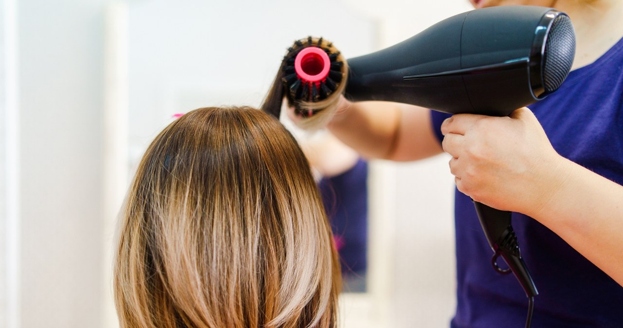 Fryzurę bubble bob należy stylizować poprzez suszenie z użyciem okrągłej szczotki, podwijając końcówki do środka /Pixel