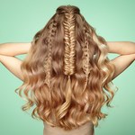 Fryzury dla dziewczyn o długich włosach: Warkocz francuski, holenderski, a może kłos?