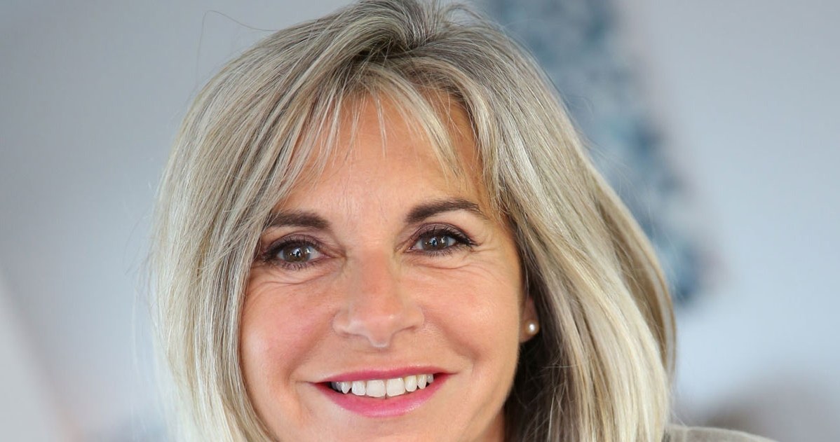 Fryzury z grzywką odmłodzą i nadadzą twarzy prawdziwej świeżości /123RF/PICSEL