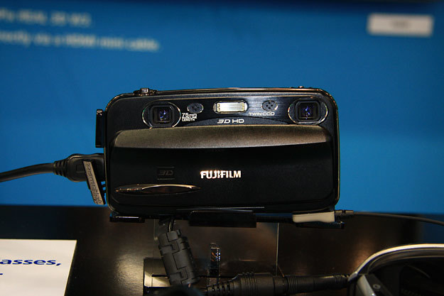 Fujifilm FinePix 3D W3 - aparat kompaktowy z funkcją zdjęć i filmów w 3D /INTERIA.PL - Adam Nietresta