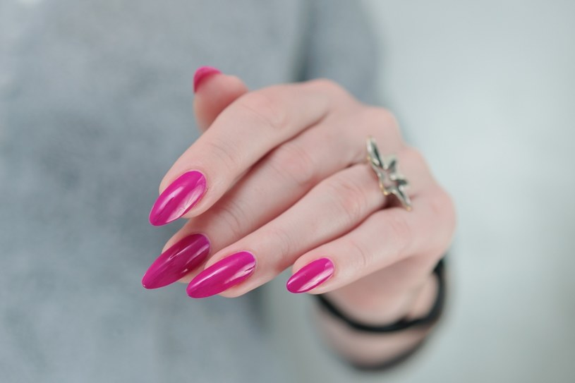 Fuksjowe paznokcie są bardzo modne w okresie wiosenno-letnim. Kobiety chętnie wybierają ten odcień zarówno na dłonie jak i stopy /123RF/PICSEL