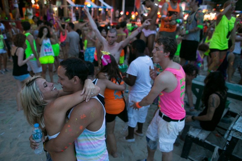 Full Moon Party przyciąga dziesiatki tysięcy młodych turystów podróżujących po Azji z plecakiem /Getty Images