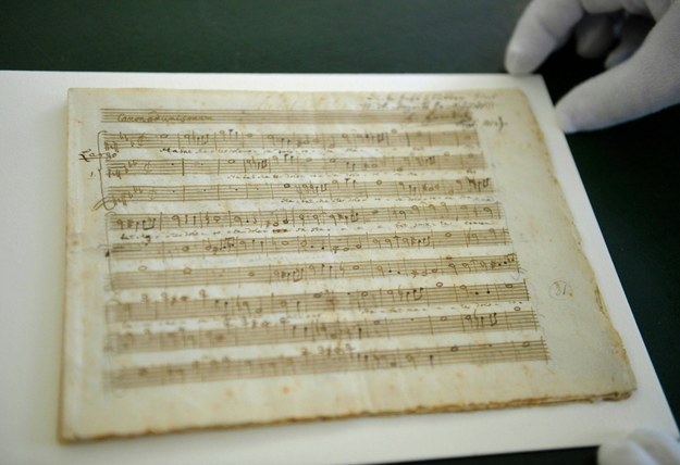 Fundacja Salzburg Mozarteum kupiła na aukcji (Sotheby's) piękny autograf rękopisu mozartowskiej transkrypcji „Stabat Mater” marszanda Eugenio Ligniville /Barbara Gindl /PAP