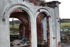 Fundacja założona przez mieszkanki Gostkowa odbudowuje zrujnowany ewangelicki cmentarz