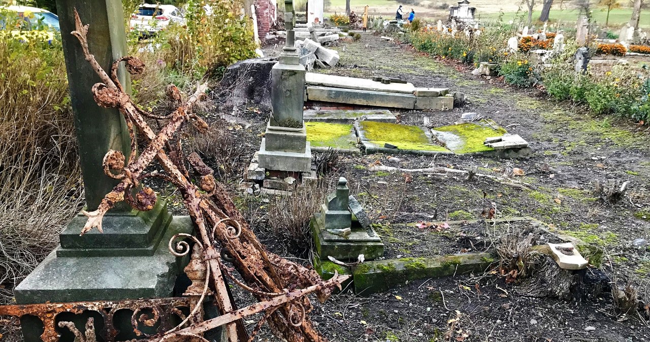 Fundacja założona przez mieszkanki Gostkowa odbudowuje zrujnowany ewangelicki cmentarz