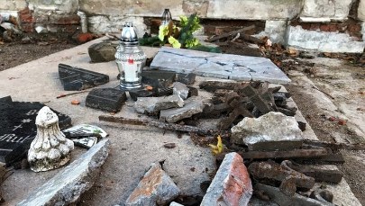 Fundacja założona przez mieszkanki Gostkowa odbudowuje zrujnowany ewangelicki cmentarz