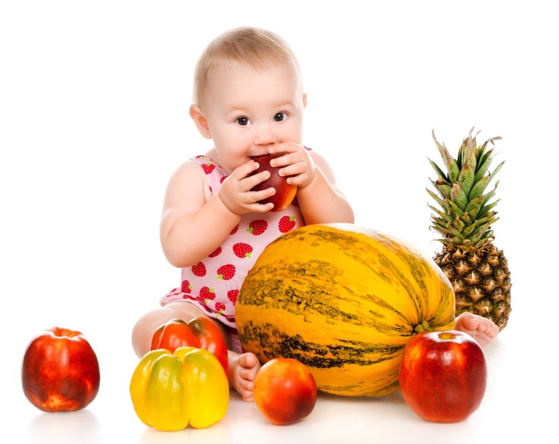 Fundujesz dziecku dietę? Nie zapominaj, że musisz mu dostarczyć potrzebne składniki odżywcze! /123RF/PICSEL
