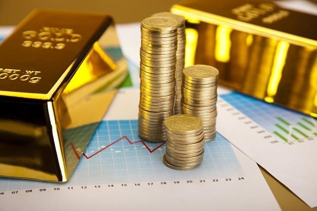 Fundusze spekulacyjne skracają pozycje na złocie /123RF/PICSEL