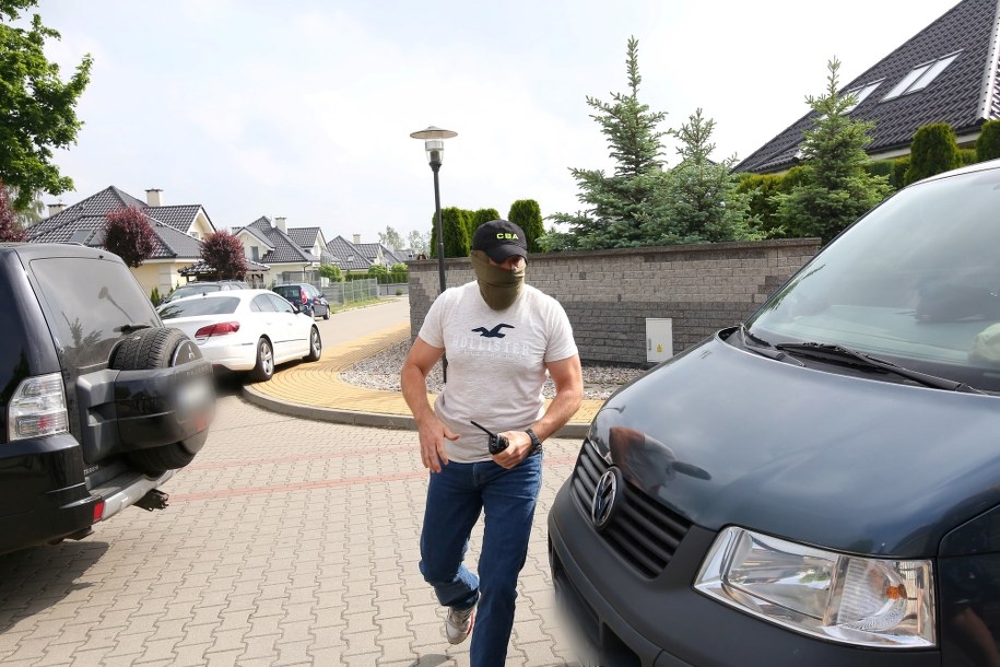 Funkcjonariusz CBA wchodzi do domu byłego Komendanta Głównego Policji /Tomasz Wojtasik /PAP
