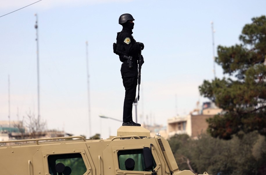 Funkcjonariusz irańskich sił bezpieczeństwa /Abedin Taherkenareh   /PAP