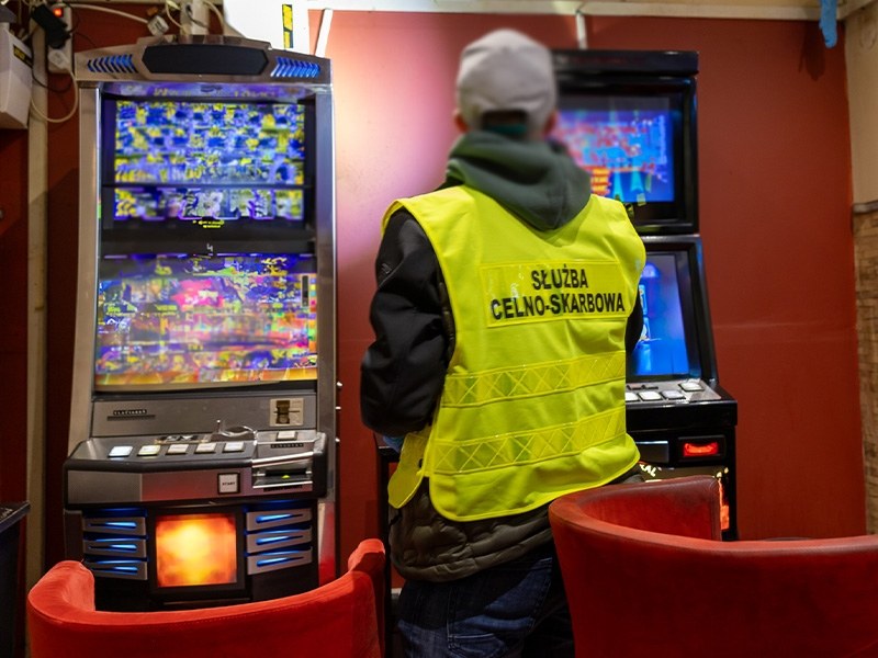 Funkcjonariusz KAS w jednym z nielegalnych salonów gier w Warszawie /Krajowa Administracja Skarbowa /