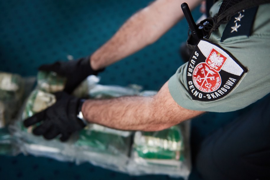 Funkcjonariusz KAS / 	Adam Warżawa    /PAP