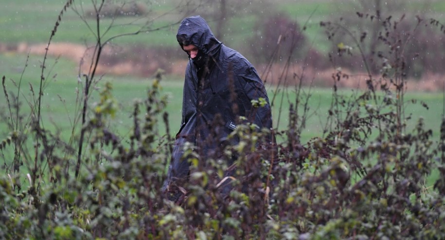 Funkcjonariusz na terenie miejscowości Przewodów /Wojtek Jargiło /PAP