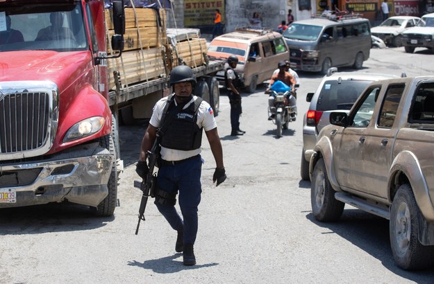 Funkcjonariusz policji w Port-Au-Prince na Haiti /ORLANDO BARRIA /PAP/EPA