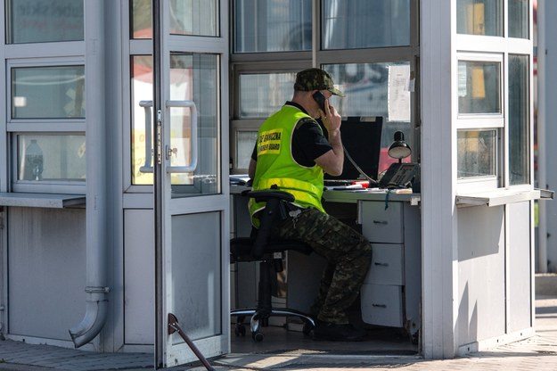 Funkcjonariusz straży granicznej na przejściu w Dorohusku /Wojtek Jargiło /PAP