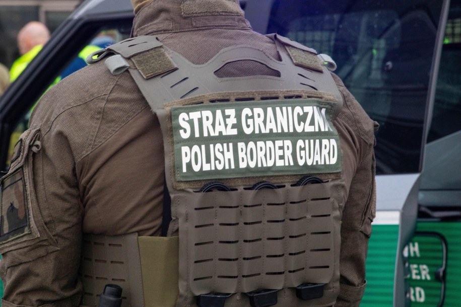 Funkcjonariusz straży granicznej (zdjęcie poglądowe) /PAP/Krzysztof Ćwik /PAP