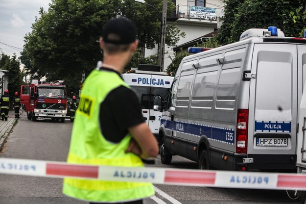 Funkcjonariusze ABW i policji pracujący na terenie posesji przy ul. Paganiniego w warszawskich Włochach /Jakub Kamiński   /PAP