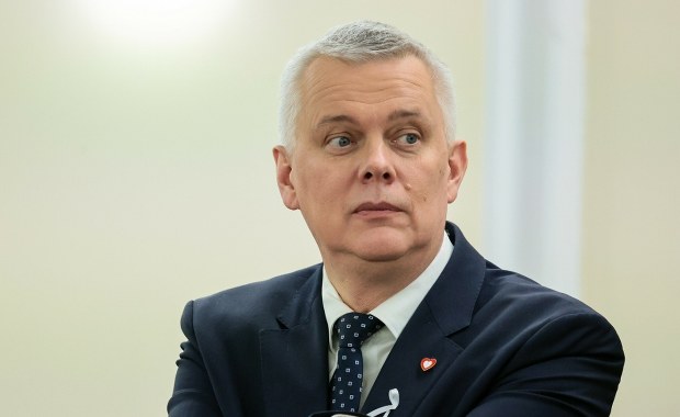 Funkcjonariusze ABW i SKW bez awansu, ale z dodatkami. Siemoniak ogłasza