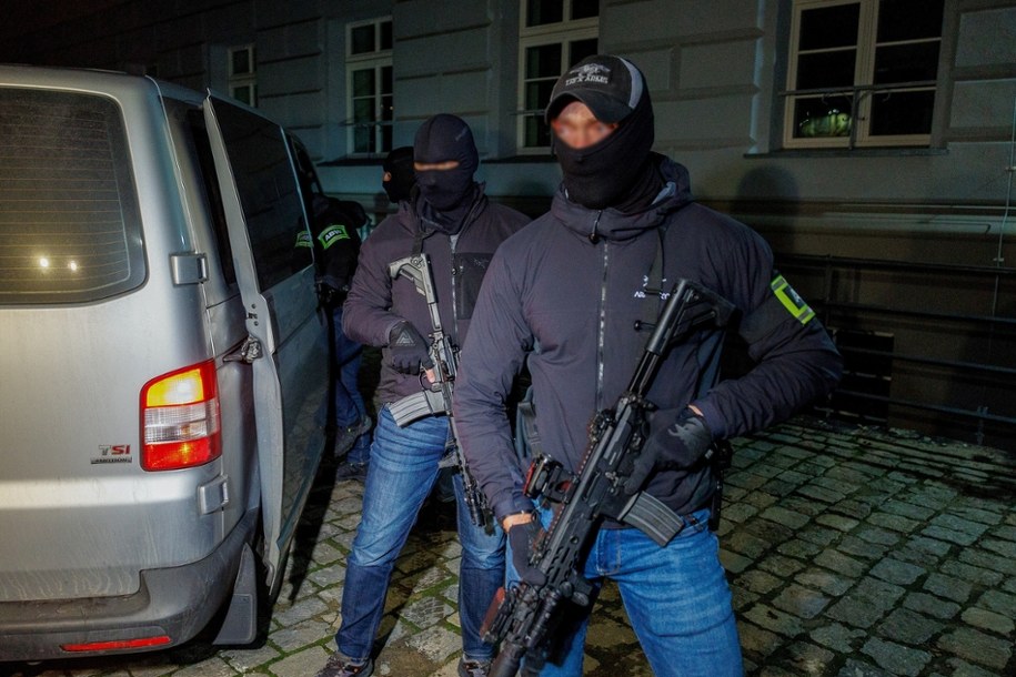 Funkcjonariusze ABW, zdj. poglądowe /PAP/Krzysztof Ćwik /PAP