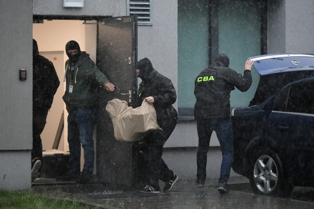 Funkcjonariusze CBA przed wejściem operacyjnym do delegatury CBA w Gdańsku /Adam Warżawa /PAP