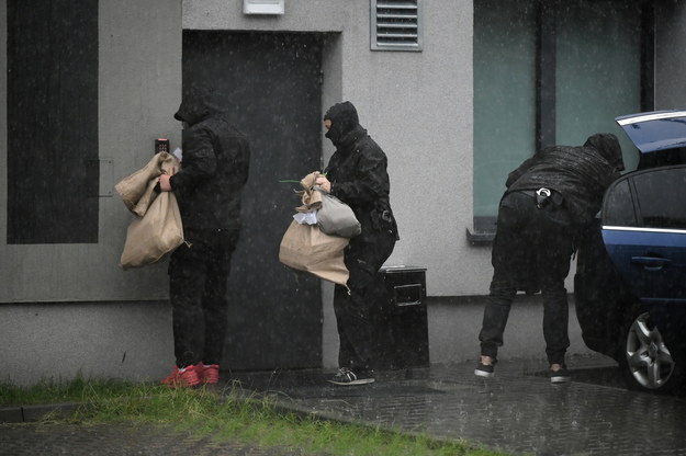 Funkcjonariusze CBA przed wejściem operacyjnym do delegatury CBA w Gdańsku / 	Adam Warżawa    /PAP