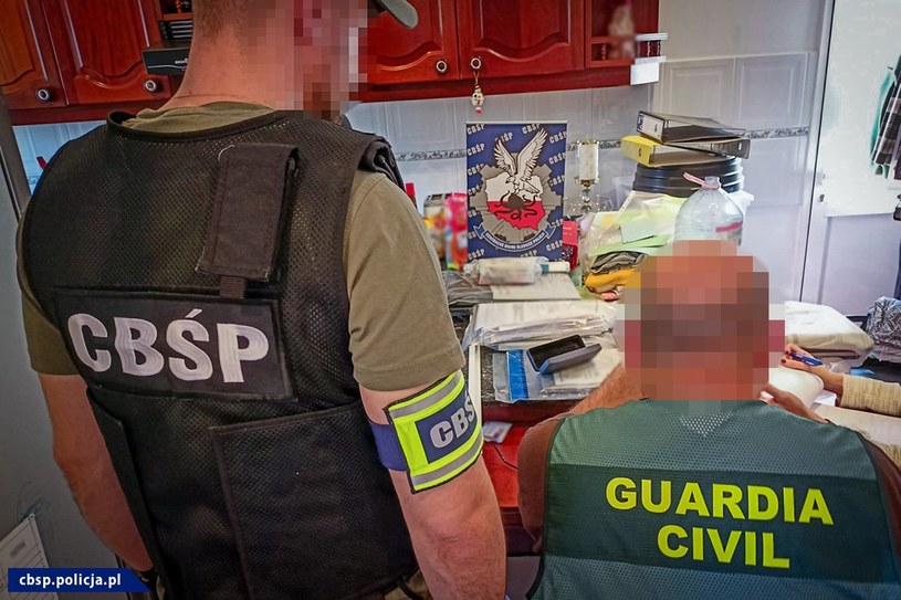 Funkcjonariusze CBŚP i Guardia Civil podczas dochodzenia /cbsp.policja.pl /materiały prasowe