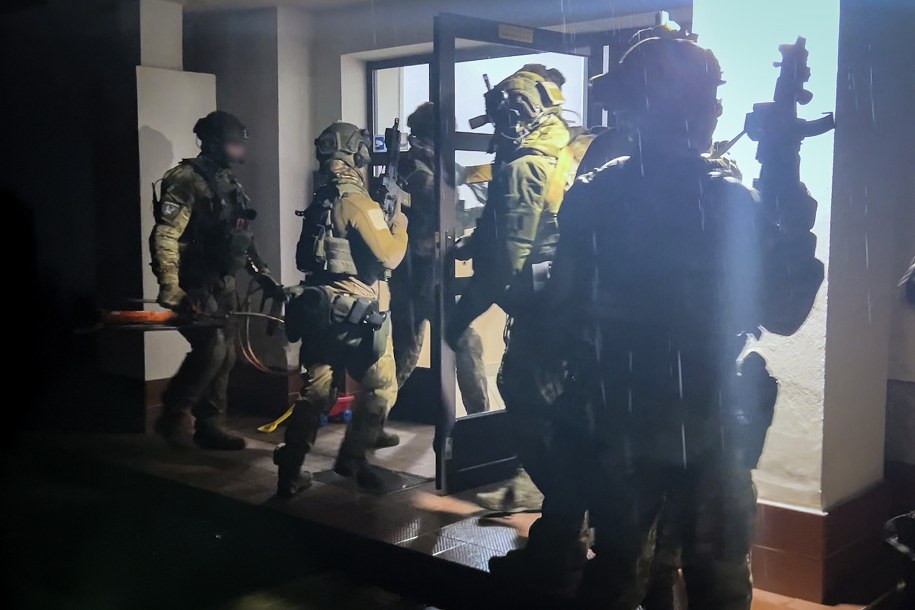 Funkcjonariusze CBŚP i SG przeprowadzili zakrojoną na szeroką skalę operację, która doprowadziła do rozbicia zorganizowanej grupy przestępczej zajmującej się nielegalnym legalizowaniem pobytu cudzoziemców na terenie Polski i Unii Europejskiej /CBŚP /