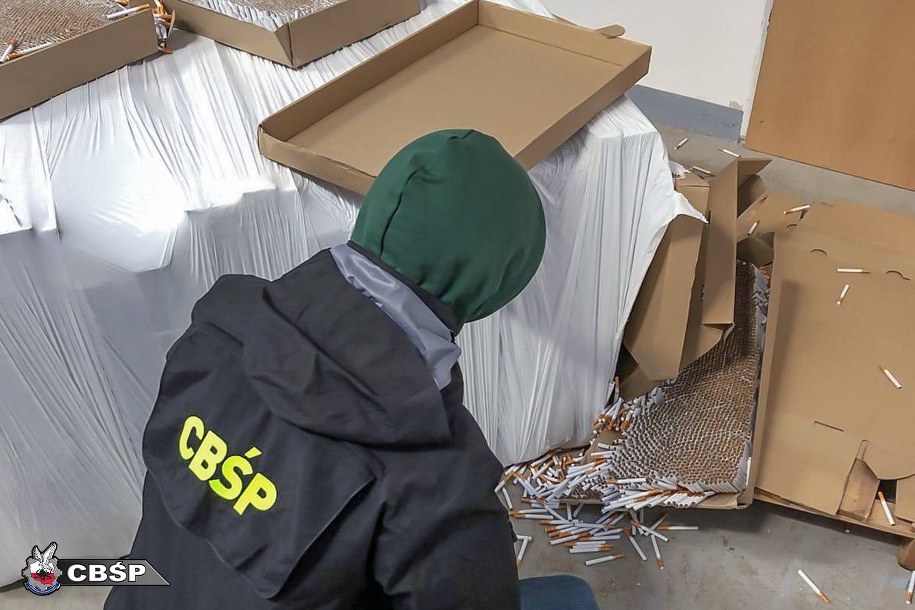 Funkcjonariusze CBŚP z Katowic wspólnie z Dolnośląskim Wydziałem Zamiejscowym Prokuratury Krajowej zakończyli śledztwo przeciwko członkom dwóch zorganizowanych grup przestępczych trudniących się nielegalną produkcją papierosów. /CBŚP /
