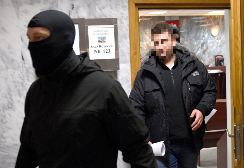 Funkcjonariusze Centralnego Biura Antykorupcyjnego wyprowadzają byłego rzecznika prasowego Ministerstwa Obrony Narodowej Bartłomieja M. z tzw. posiedzenia aresztowego w Sądzie Rejonowym w Tarnobrzegu /Darek Delmanowicz /PAP