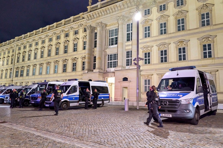 Funkcjonariusze chodzili od drzwi do drzwi, informując mieszkańców o konieczności opuszczenia domów /Michael Ukas /PAP/DPA