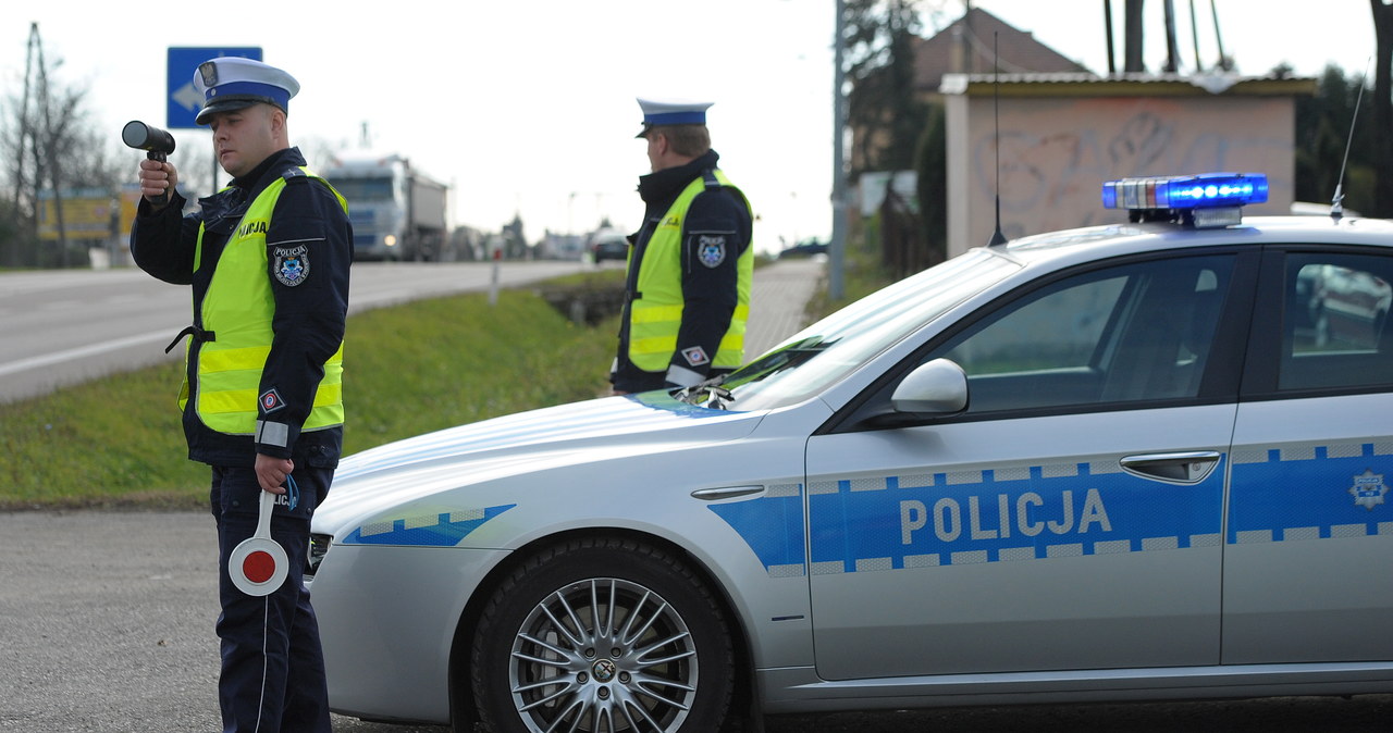 Funkcjonariusze drogówki patrolują drogę krajową nr 77 w pierwszym dniu policyjnej akcji "Znicz" /PAP