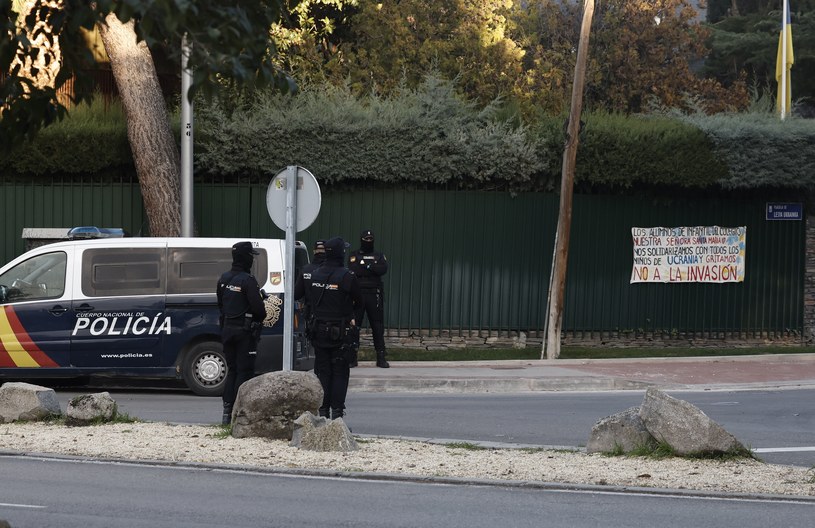 Funkcjonariusze hiszpańskiej policji przed ambasadą Ukrainy w Madrycie /SERGIO PEREZ /PAP/EPA
