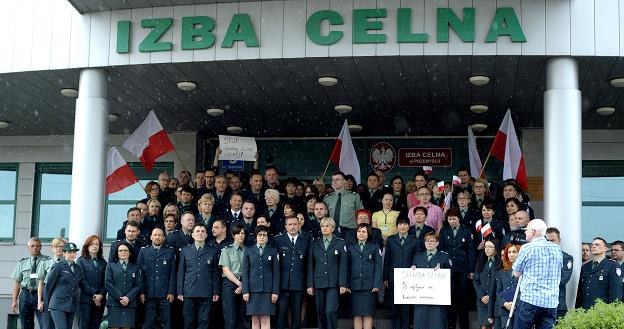 Funkcjonariusze i funkcjonariuszki Izby Celnej w Przemyślu podczas protestu przed jej siedzibą /PAP