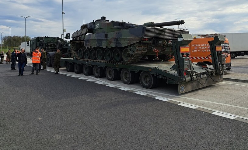 Funkcjonariusze ITD przeprowadzili specjalne ćwiczenia na... lawecie z czołgiem. /Wojewódzki Inspektorat Transportu Drogowego we Wrocławiu /