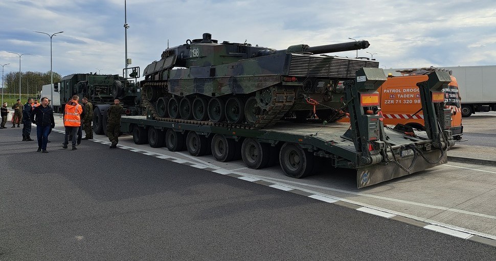 Funkcjonariusze ITD przeprowadzili specjalne ćwiczenia na... lawecie z czołgiem. /Wojewódzki Inspektorat Transportu Drogowego we Wrocławiu /